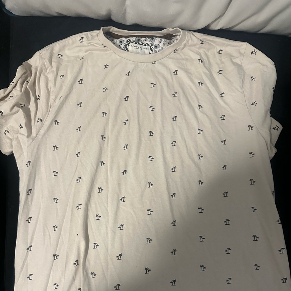 Short sleeve tee, XL but definitely runs a bit smaller
